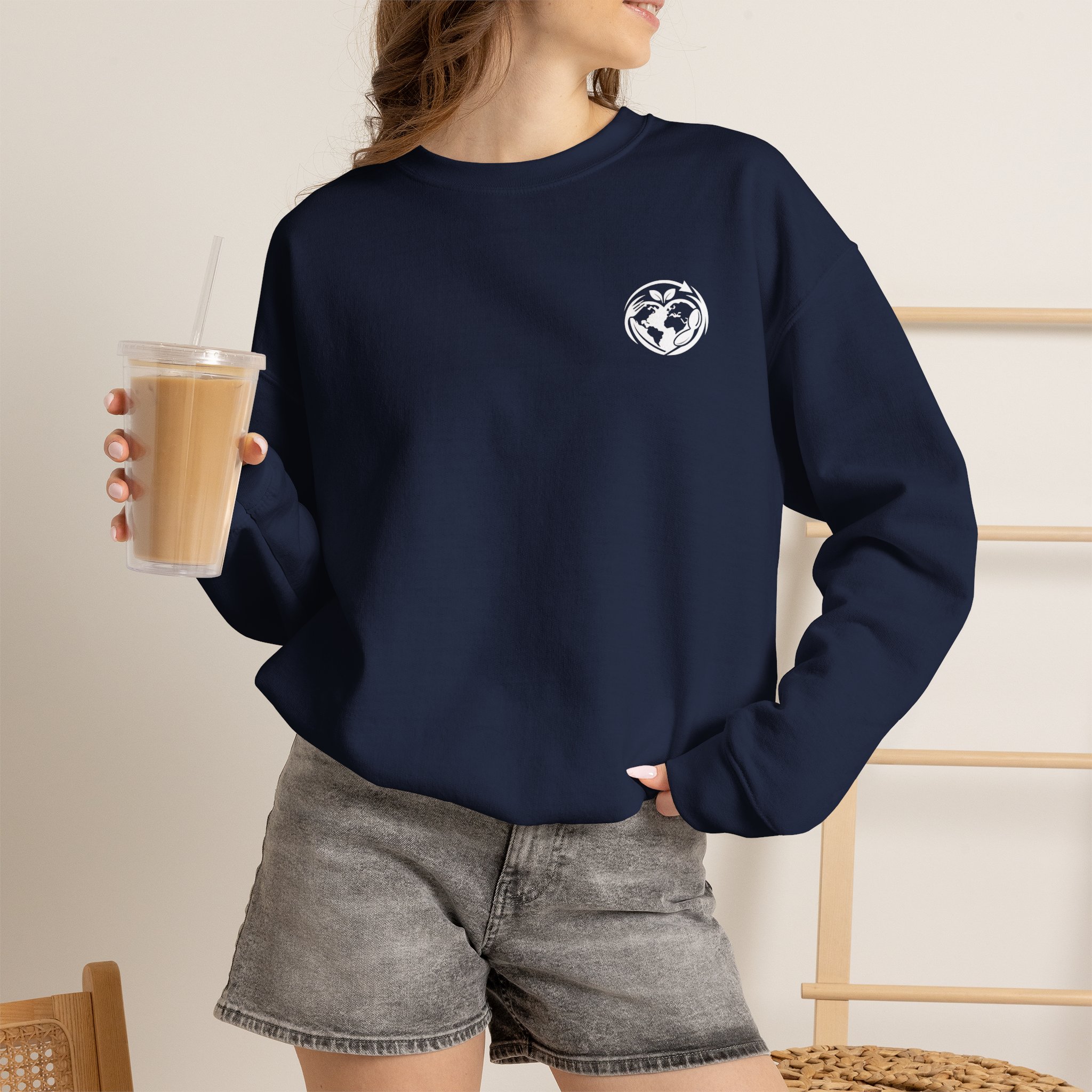Persona usando la polera azul marino de Alimentae